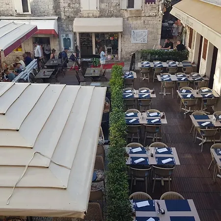 Boutique Square Albergue